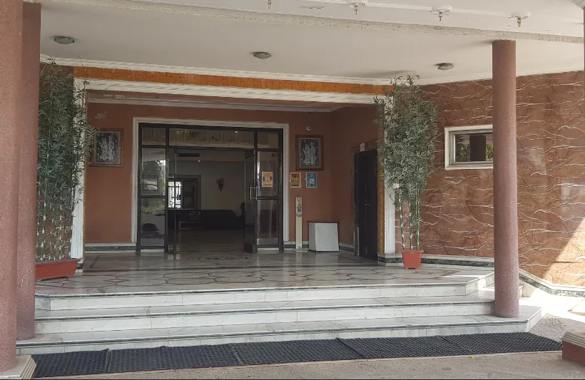 Entrance of Hotel Goverdhan Palace Mathura showing hotel exterior and main entry gate