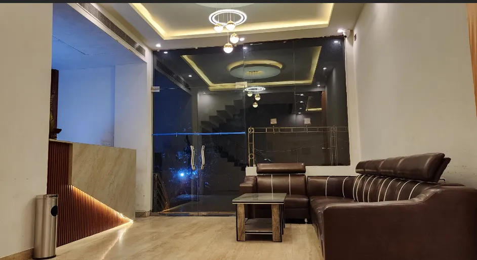 Hotel-Neelkanth-Ayodhya-commonroom