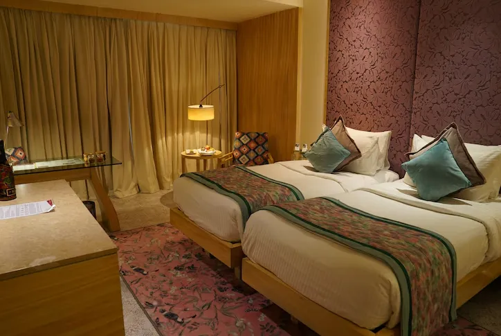 Hotel-Royal-Orchid-Jaipur-premium-twin-front-view-with-bath-tub