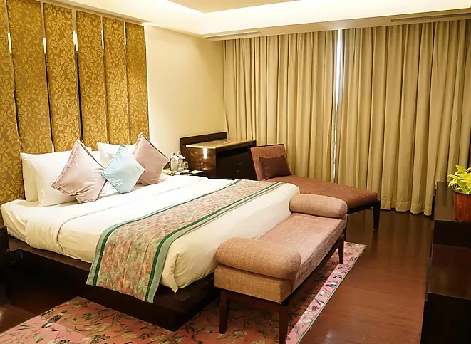 Hotel-Royal-Orchid-Jaipur-suite-king-room-with-bath-tub
