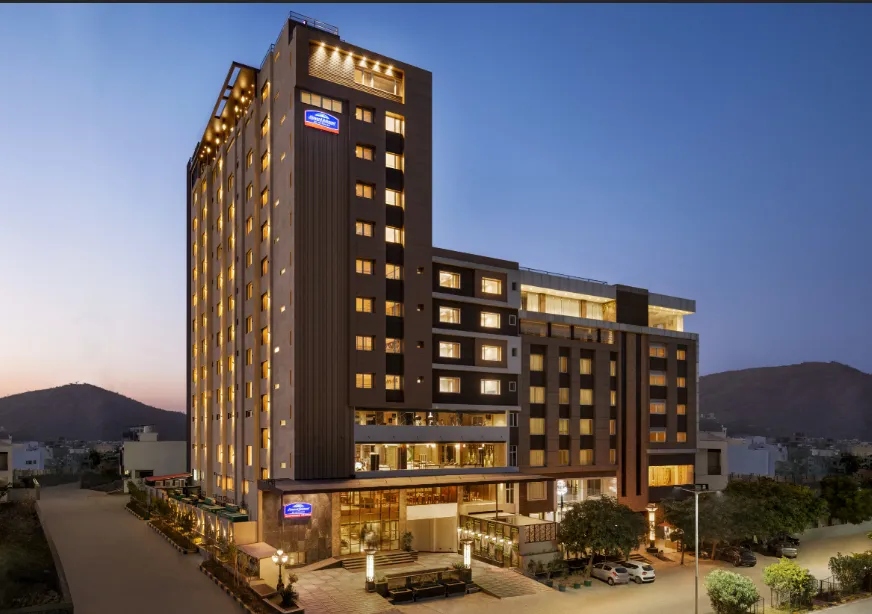 Howard-Johnson-byWyndham-Udaipur-facade