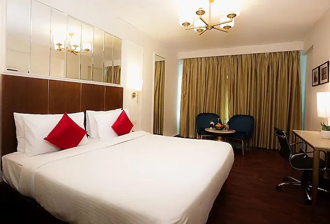 1 King Bed, Club City View, Non-Smoking