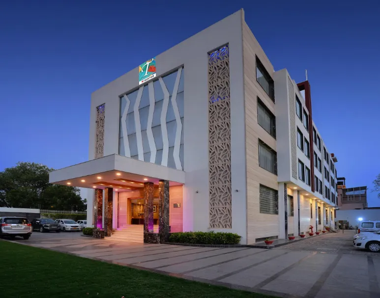 Wingston-A-TreeHouse-Hotel-Goverdhan-facade.