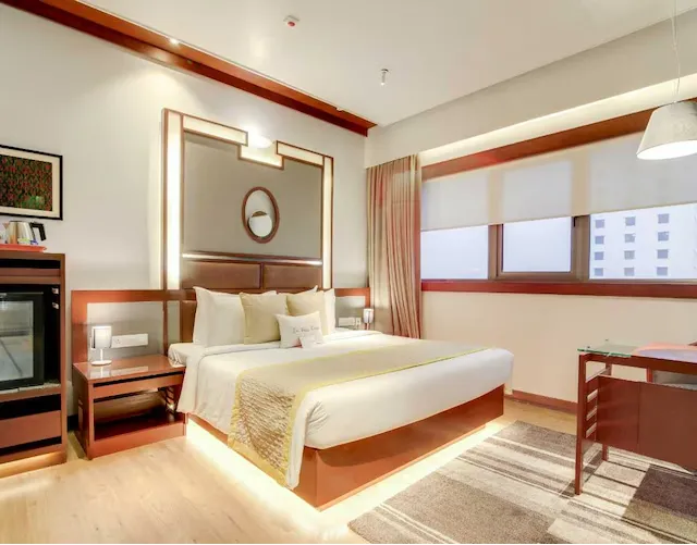 Suite room at Zone By The Park, Kolkata featuring workspace and contemporary design