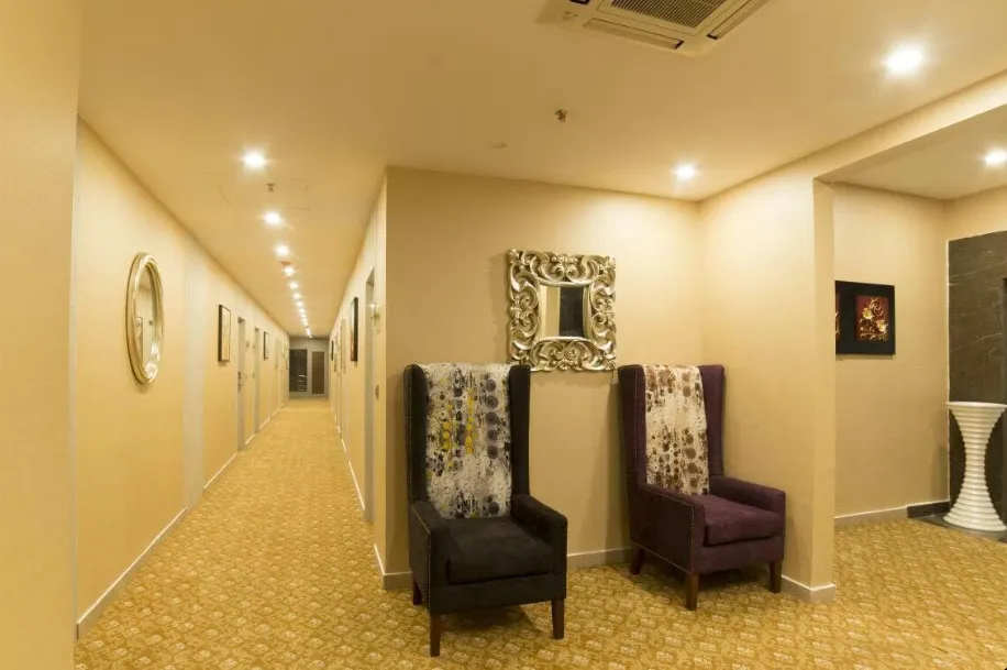 golden_tulip_common_area