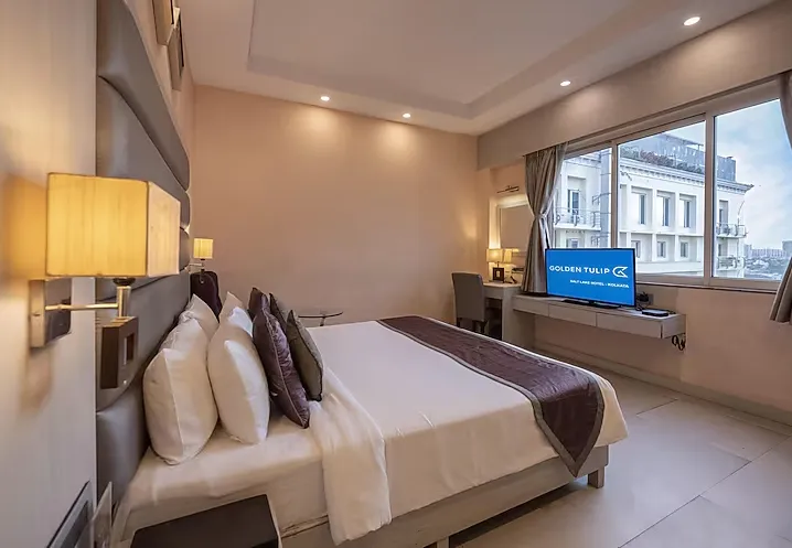 Executive room at Golden Tulip, Kolkata offering premium comfort and stylish interiors
