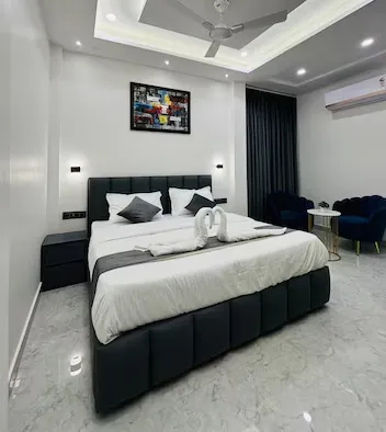 Deluxe room at RK Villa Near Prayagraj Airport Prayagraj showing extra space and seating area