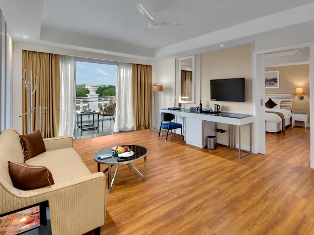 Amanora-The-Fern-Pune-fern-classic-suite-kingbed