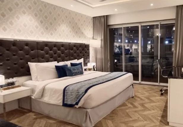 Amanora-The-Fern-Pune-hazel-suite-kingbed