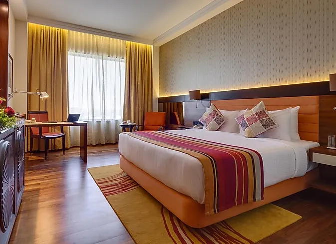 Balaji-Sarovar-Premiere-Solapur-deluxe-room-kingbed-poolview