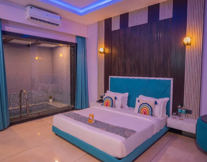 Clarks-Collection-Brahmas-Resort-Pushkar-swimmingpool-doublebed