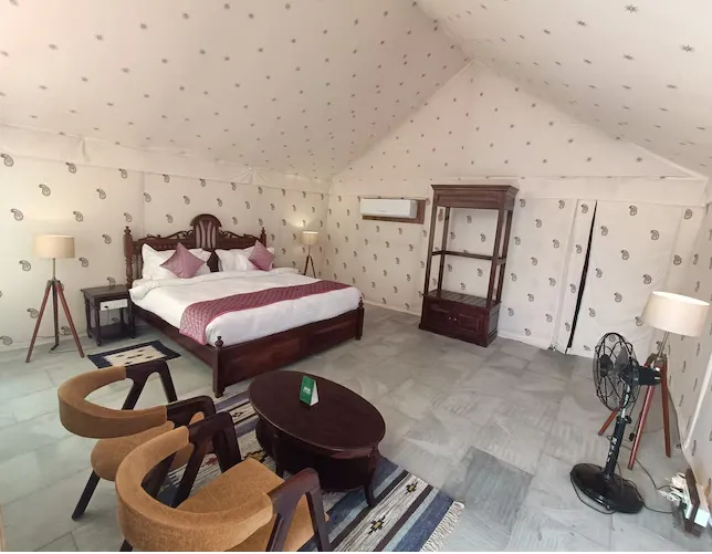 Clarks-Safari-Jawai-familytent-room-with-mountainview-and-kingbed