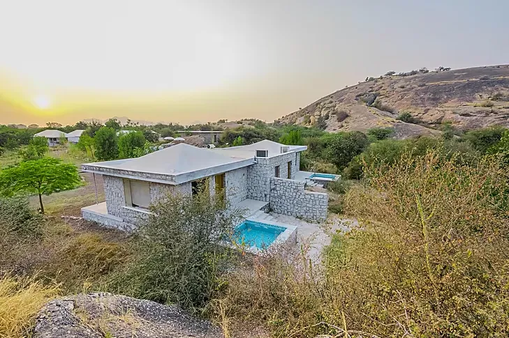 Clarks-Safari-Jawai-luxury-cottage-room-with-plungepool-and-kingbed