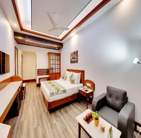 E-Square-The-Fern-Pune-fern-classic-room-kingbed