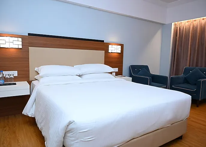 Manjeera-Sarovar-Premiere-Hotel-Rajamundhr-executive-room-double-bed