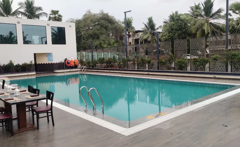 Manjeera-Sarovar-Premiere-Hotel-Rajamundhr-swimmingpool