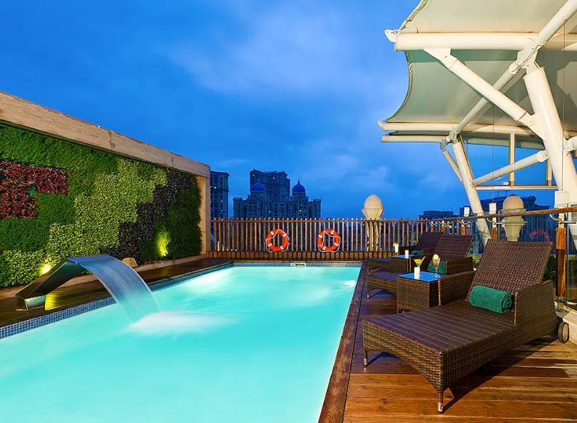 Meluha-The-Fern-Mumbai-Powai-swimmingpool