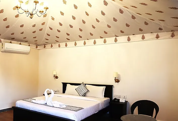 One-Earth-A-Leopard-Park-Jawai-deluxeking-bedroom-with-gardenview