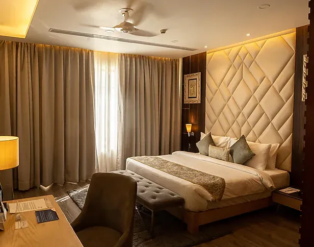 Ramada-by-Wyndham-Ajmer-1kingbed-clubroom-nonsmoking