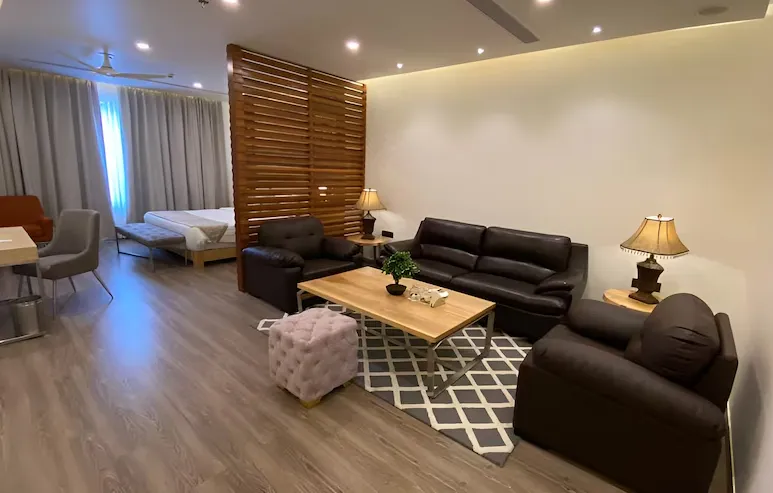 Ramada-by-Wyndham-Ajmer-1kingbed-clubsuite-nonsmoking