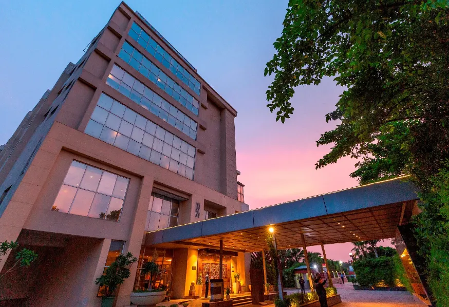 Ramada-by-Wyndham-Neemrana-facade