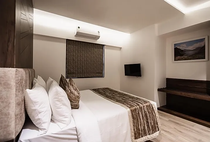 Regenta-Place-Igatpuri-suite-with-balcony