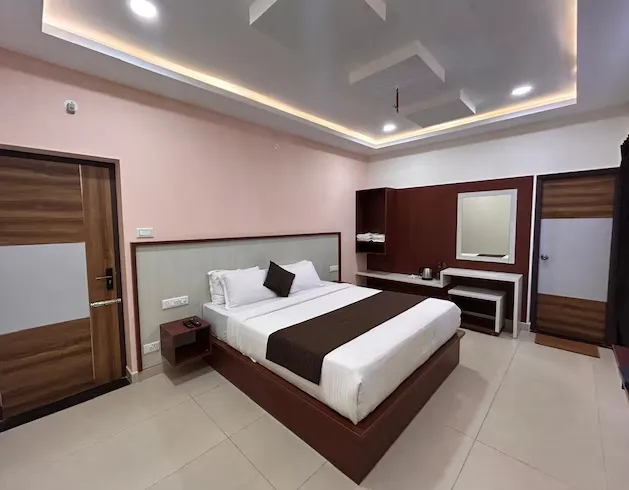 Deluxe room at Rio Grande Retreat Kodaikanal featuring larger layout and seating area