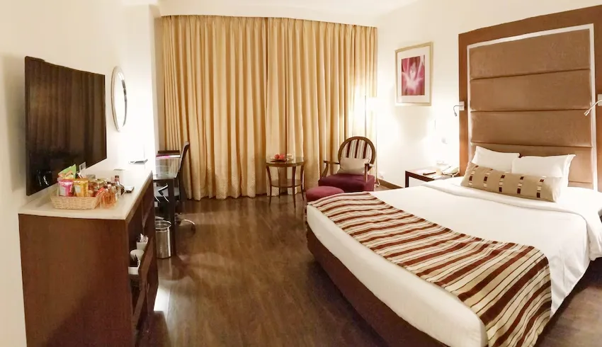 Royal-Orchid-Central-Pune-club-room-with-bathtub