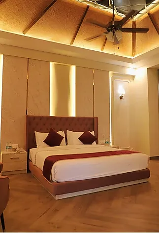 Luxury Cottage With Plunge Pool at Savitri Resorts Pushkar with bed and outdoor pool space