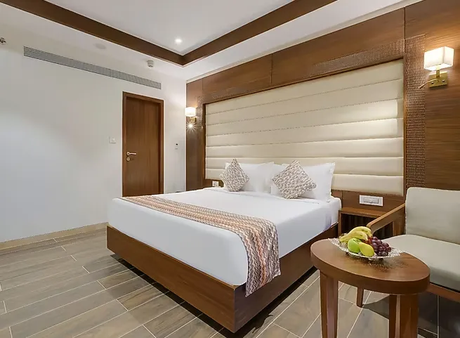 The-Fern-Lonavala-fernclub-suite-with-bathtub