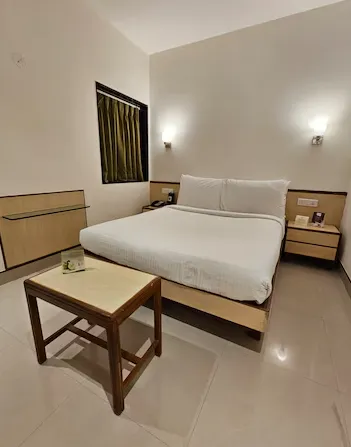 The-Fern-Residency-Pune-wintergreenroom-1queenbed