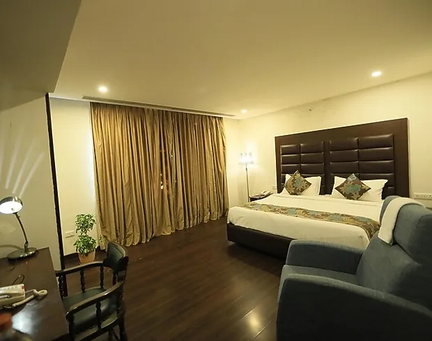 Utthama-Hotel-Nellore-clubroom