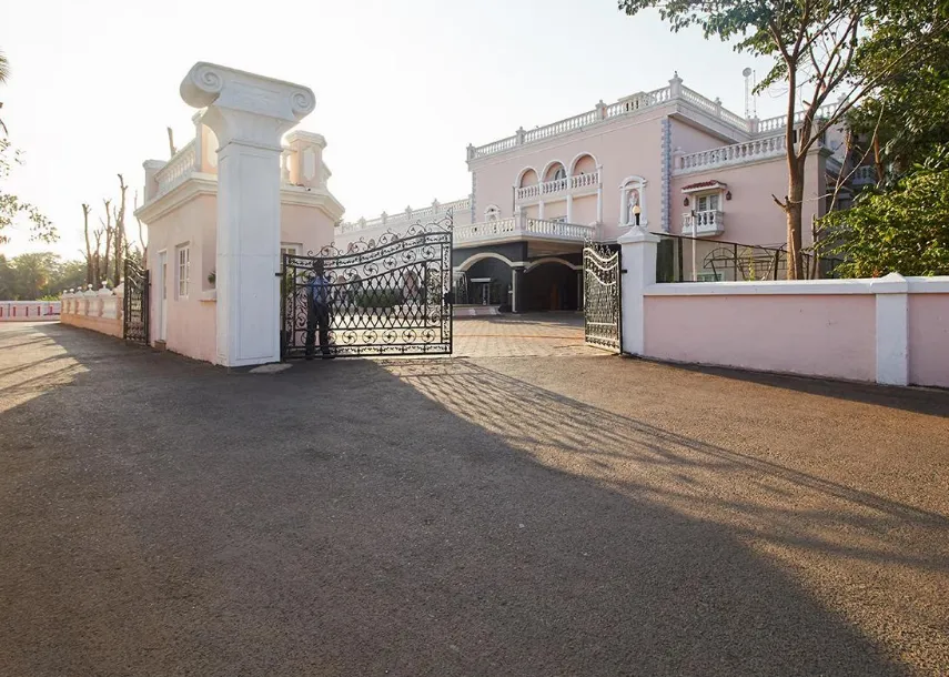 Club-Mahindra-Resort-Emerald-Palms-entrance