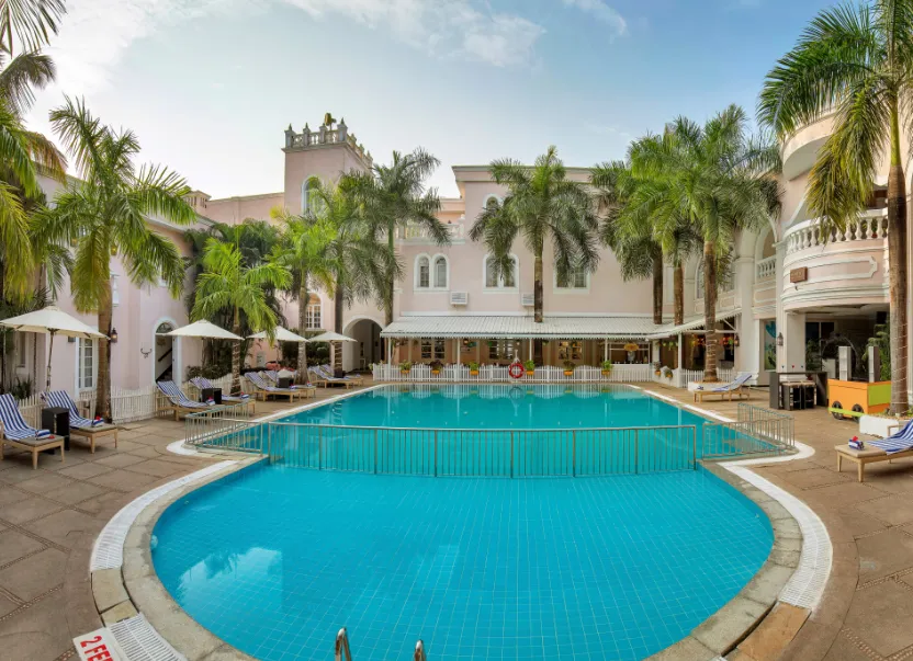 Club-Mahindra-Resort-Emerald-Palms-swimmingpool