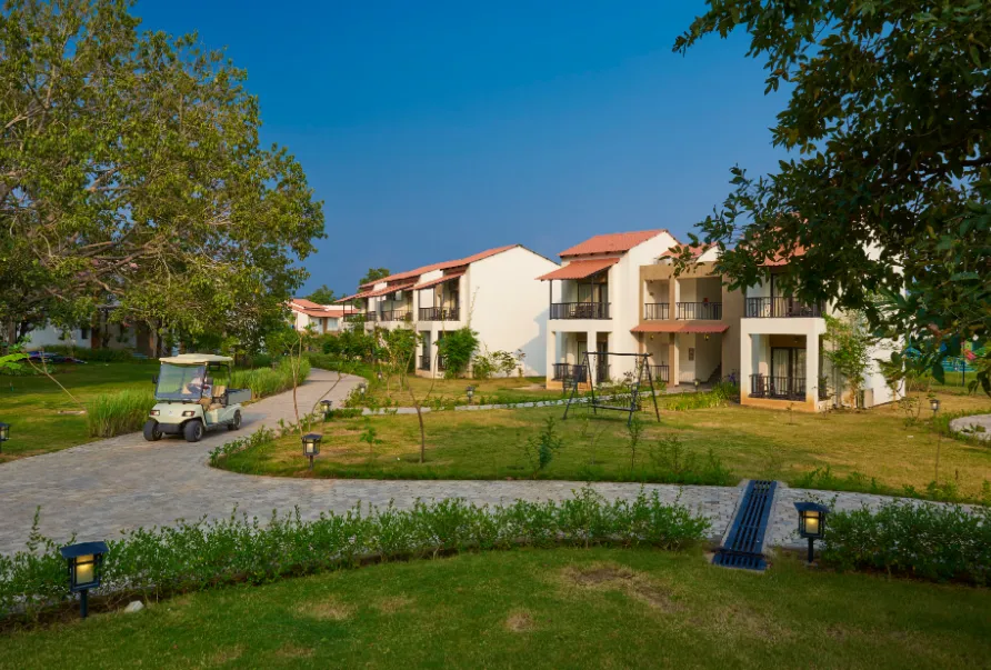 Club-Mahindra-Resort-Kanha-facade
