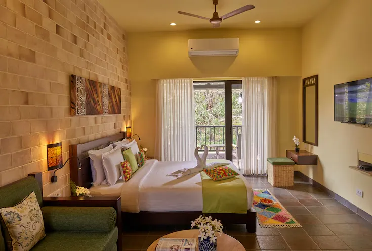 Club-Mahindra-Resort-Kanha-superior-room