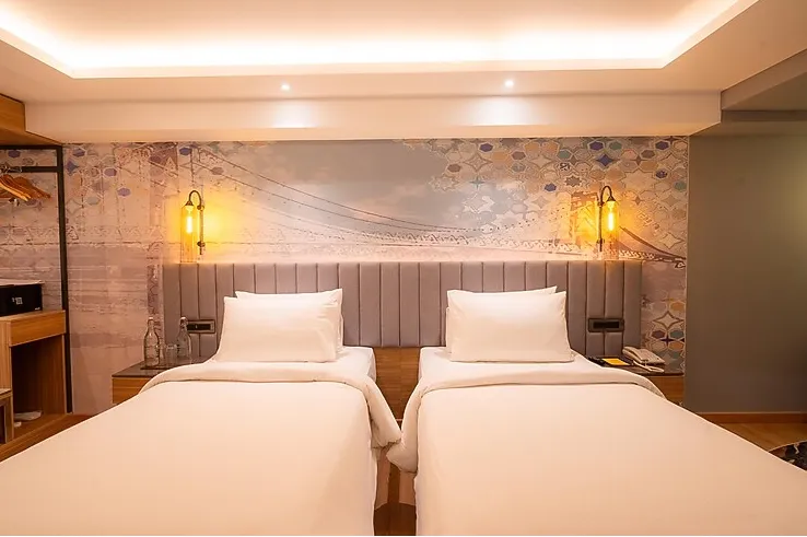 Golden-Tulip-Bhopal-deluxe-room
