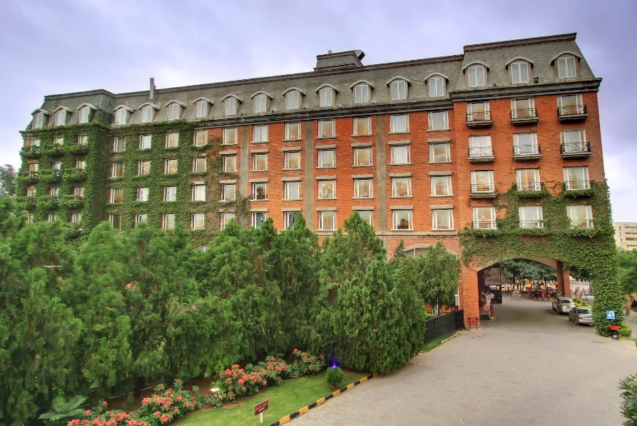 Hotel-Royal-Orchid-Bangalore-entrance