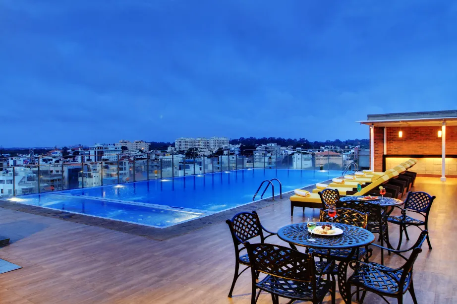 Hotel-Royal-Orchid-Bangalore-swimmingpool