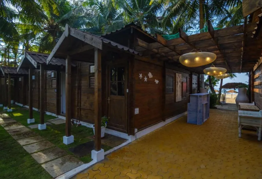 LaRiSa-Resort-morjim-entrance