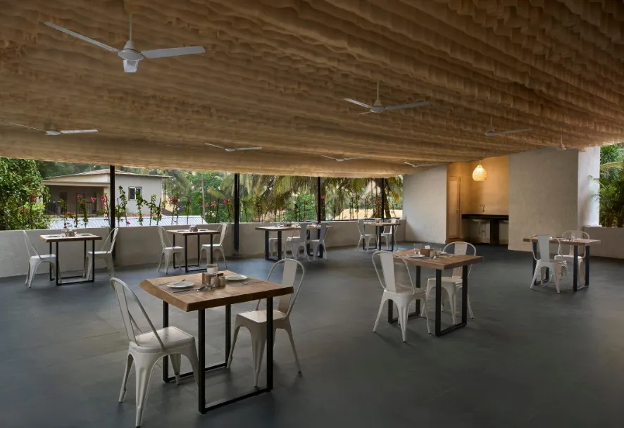 LaRiSa-Resort-morjim-restaurant