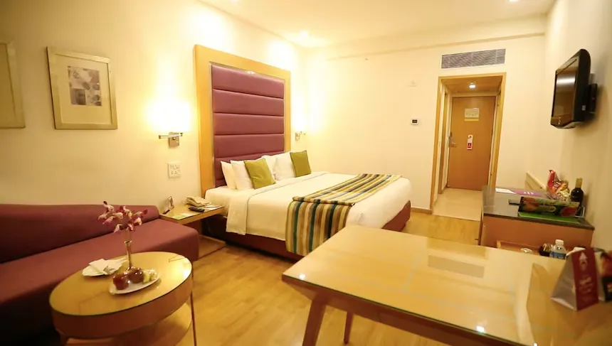 Royal-Orchid-Central-Bengaluru-club-superior-room-with-bathtub