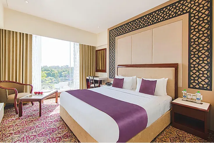 Sarovar-Portico-Indore-de;uxe-room-kingbed