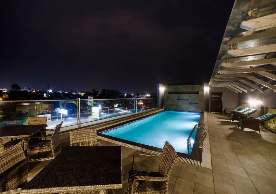 The-Fern-Residency-Bhopal-swimmingpool