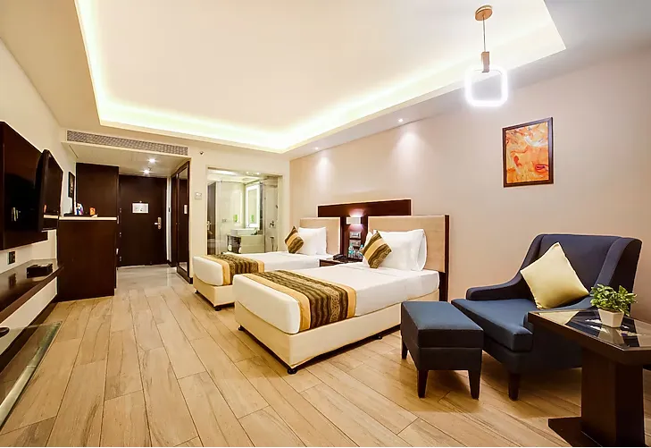 The-Fern-Residency-Bhopal-winter-green-room-kingbed
