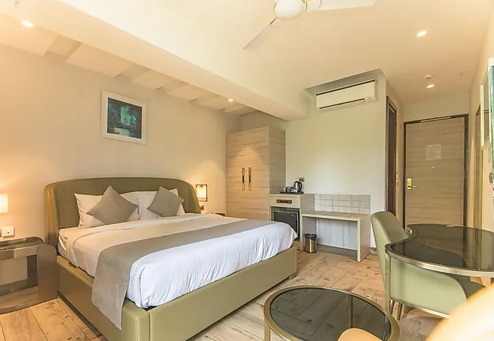 The-Fern-Residency-Calangute-wintergreenpremiumroom-with-kingbed