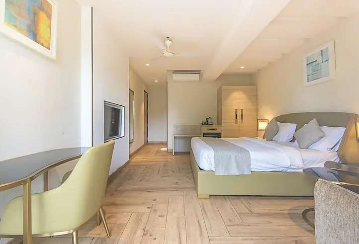 The-Fern-Residency-Calangute-wintergreenroom-withkingbed