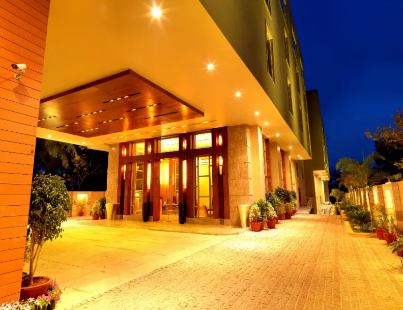The-Quorum-Hotel-Mysore-entrance