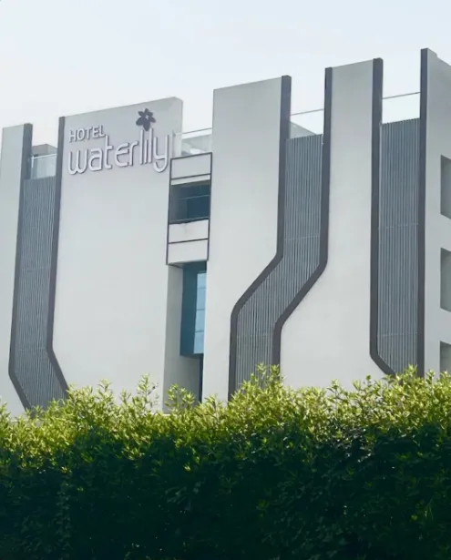 hotel-waterlily-indore-entrance