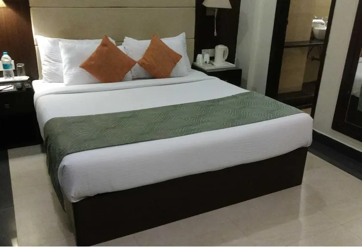 DLS-Clarks-Inn-Gurgaon-deluxe-room-doublebed